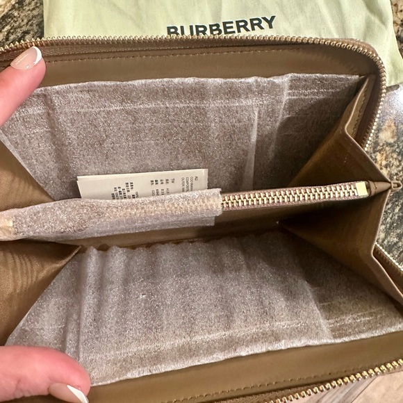 ✨💎BNWT💎✨ Authentic BURBERRY Zip around wallet W/ Dustbag - Picture 4 of 5
